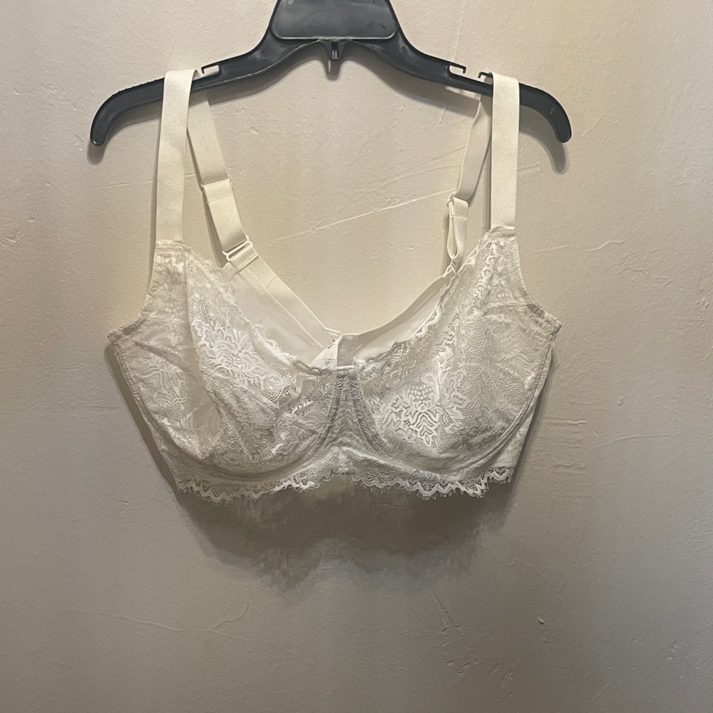 Delicate Lace Underwire Bra in Cream